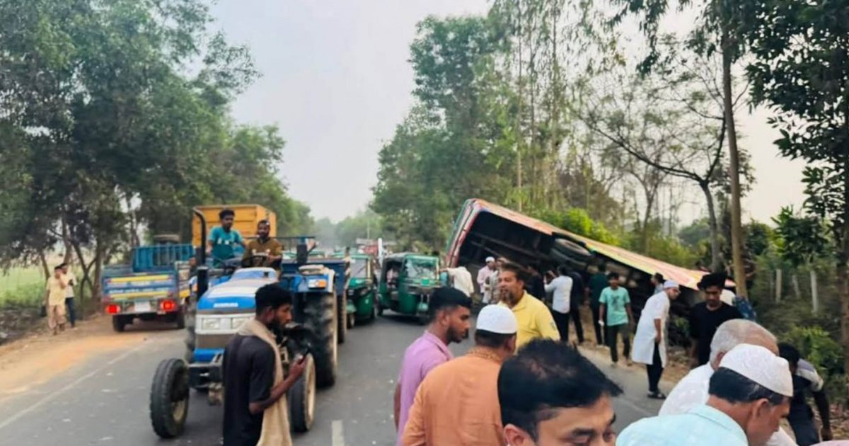 চট্টগ্রামে বরযাত্রীবাহী বাস উল্টে ৩ জন নিহত