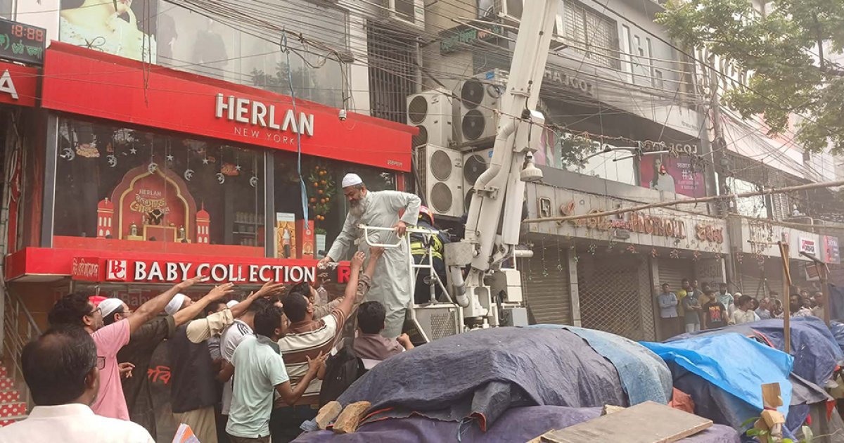 মিরপুরে বহুতল বাণিজ্যিক ভবনের আগুন নিয়ন্ত্রণে 