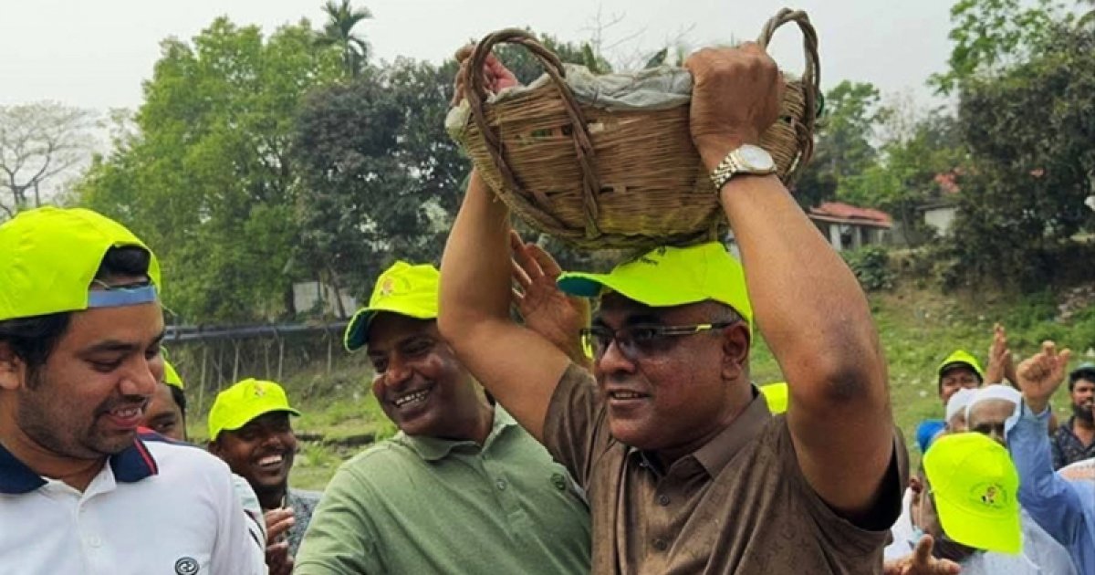 মাটি কেটে ও মাথায় বহন করে খাল খনন উদ্বোধন করলেন এমপি