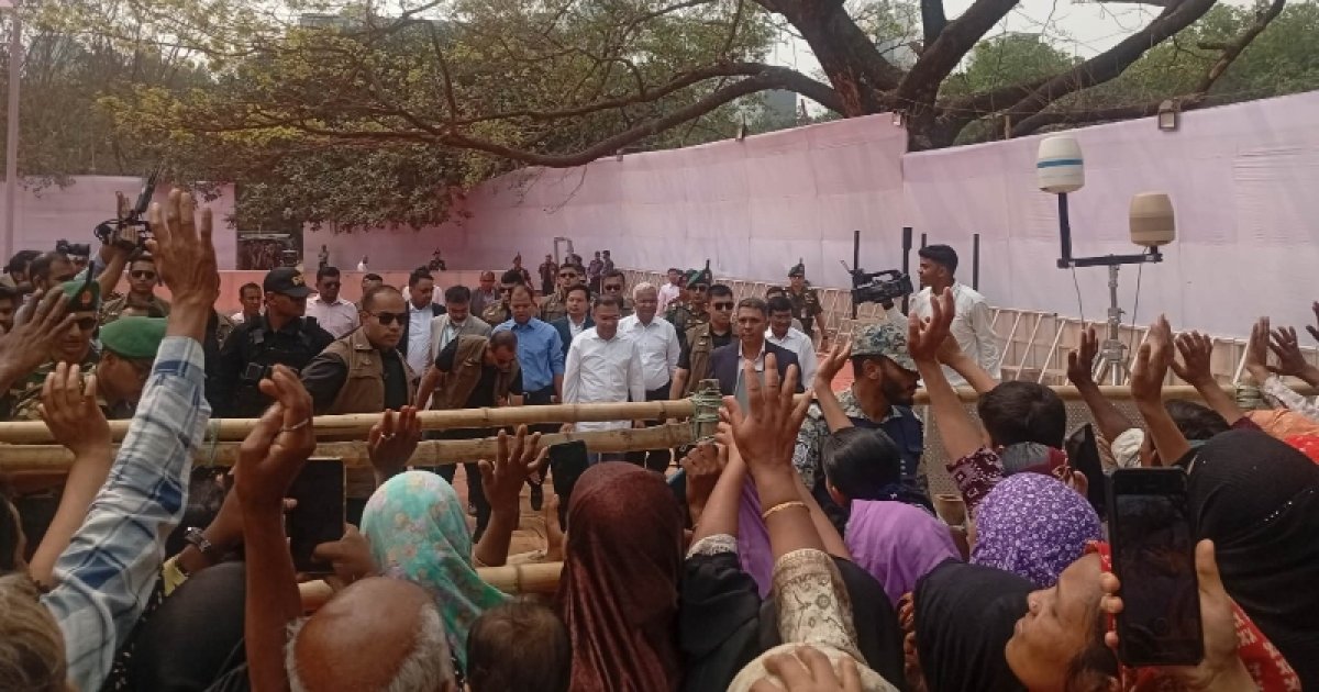 মঞ্চে উঠার আগে অপেক্ষমাণ নারীদের সঙ্গে দেখা করলেন তারেক রহমান