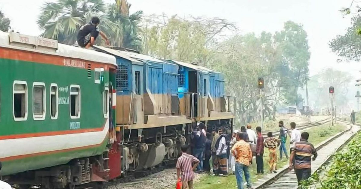 ত্রিশালে তিস্তা এক্সপ্রেসের ইঞ্জিন বিকল, যাত্রীদের ভোগান্তি