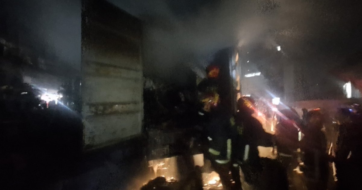 সাভারের আশুলিয়ায় কুরিয়ার গাড়িতে আগুন, মালামাল পুড়ে গেছে