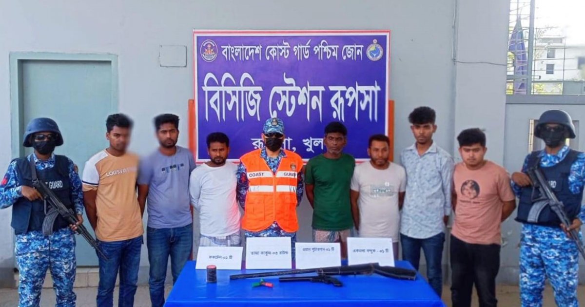 খুলনার দিঘলিয়ায় কোস্টগার্ডের অভিযানে সন্ত্রাসী গ্রুপের সাত সদস্য গ্রেফতার