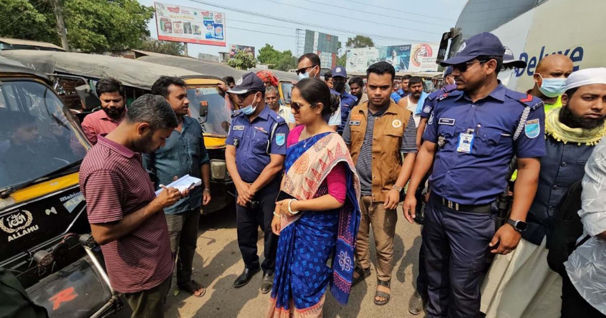 ঈদে যাত্রী ভোগান্তি রোধে গোয়ালন্দে ভ্রাম্যমাণ আদালতের অভিযান, দুজন চালক জরিমানা