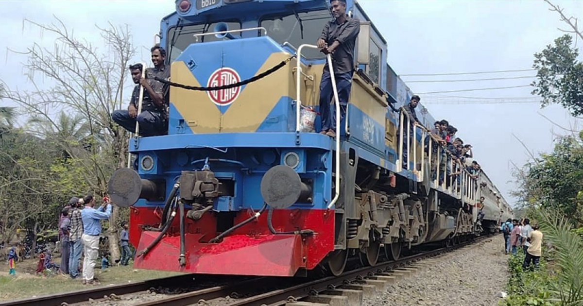 বগুড়ার সান্তাহারে ট্রেন দুর্ঘটনার ২১ ঘণ্টা পর সংস্কার লাইনে চলাচল শুরু
