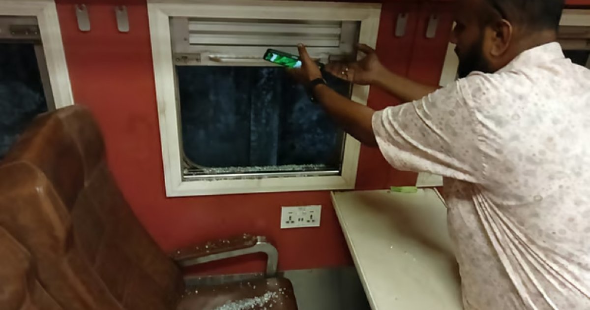 ঈদযাত্রায় পাথর নিক্ষেপে আহত ছয়, সিল্ক সিটি ট্রেনে সহায়তার অভাব নিয়ে অভিযোগ
