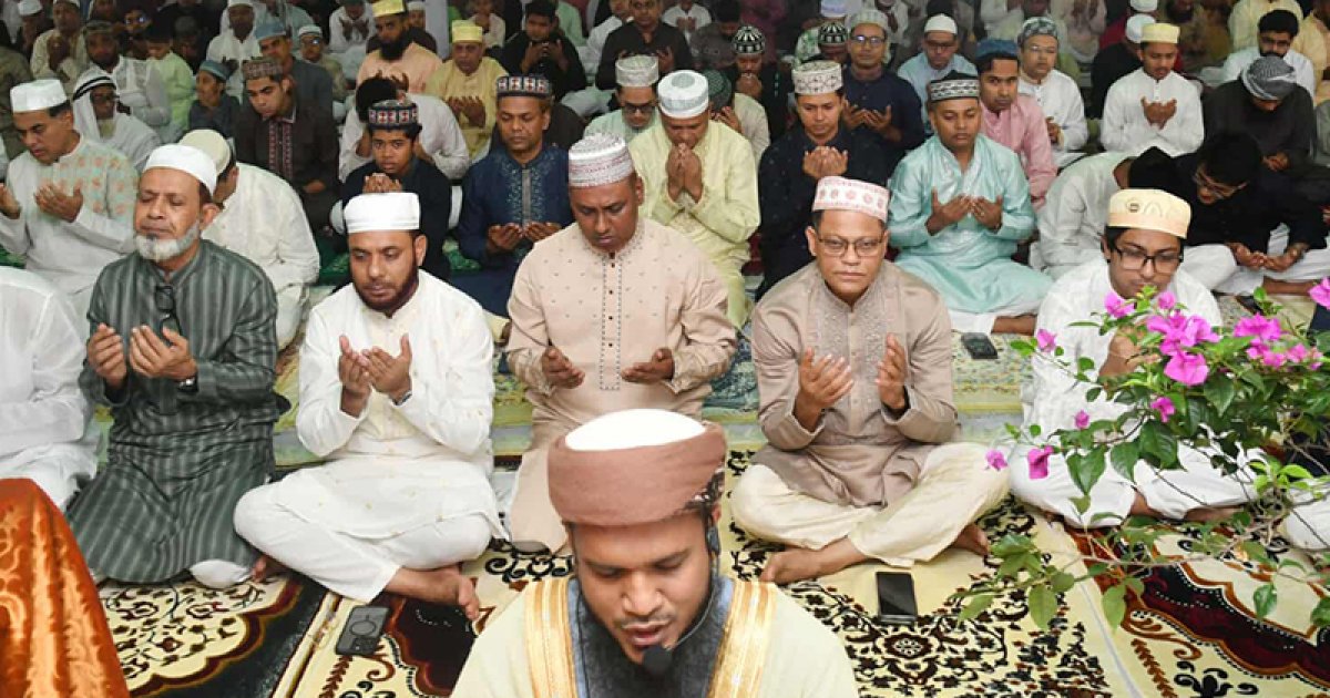 আইজিপি আলী হোসেন ফকির রাজারবাগ পুলিশ লাইনসে ঈদের নামাজ আদায় করেছেন