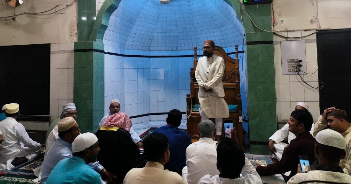 জবি উপাচার্য ইমামতি করলেন ঈদুল ফিতরের জামাতে, শিক্ষক-শিক্ষার্থীরা অংশ নেন