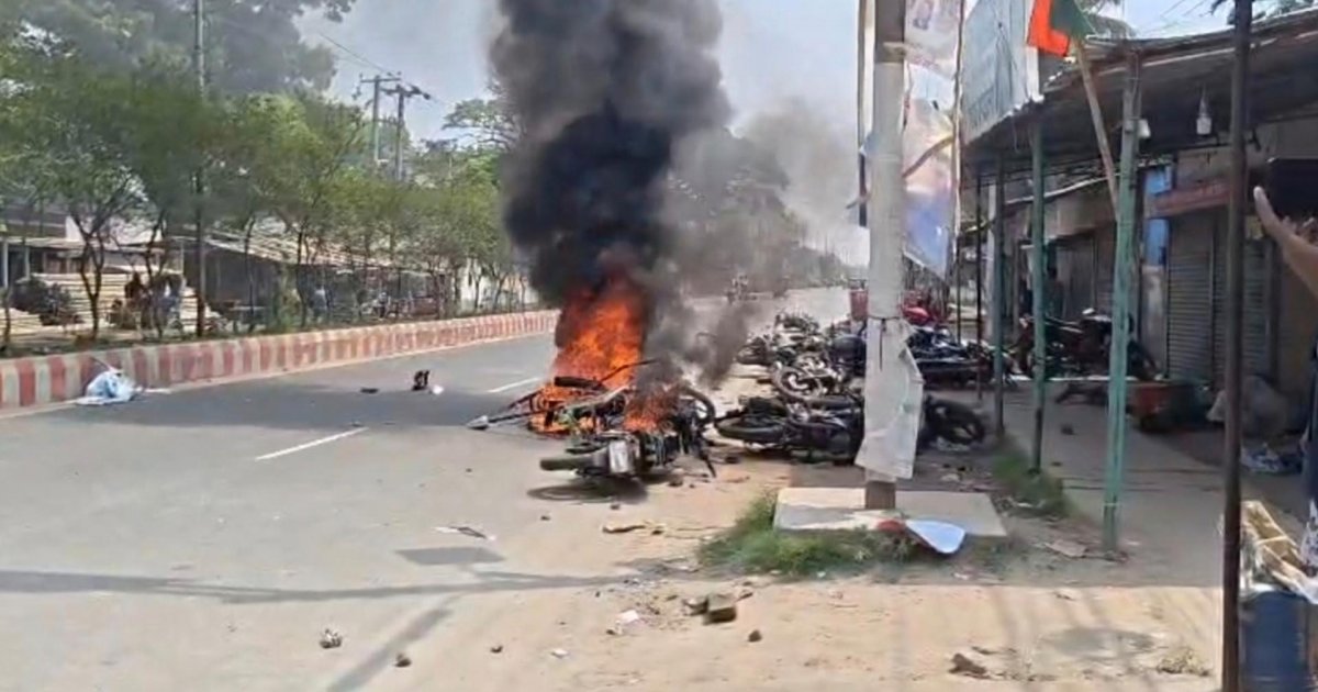 পাবনার ঈশ্বরদীতে বিএনপির দুই পক্ষের সংঘর্ষে গুলি, অগ্নিসংযোগ; আহত ৩০