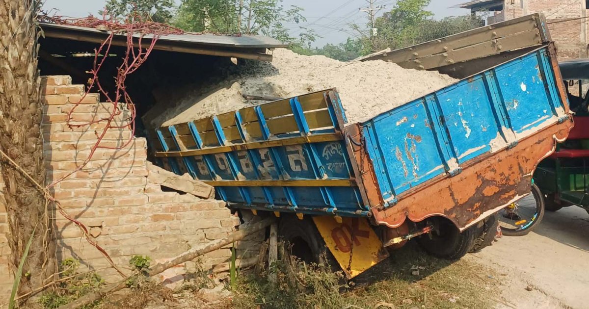 নাটোরের লালপুরে ট্রাকচাপায় ইজিবাইকের তিন যাত্রী নিহত, আহত চারজন