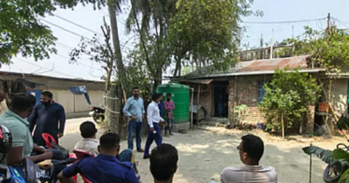 গোপালগঞ্জে মাদ্রাসাছাত্রের বাড়িতে পুলিশের অভিযান, বিস্ফোরকসদৃশ আলামত জব্দ