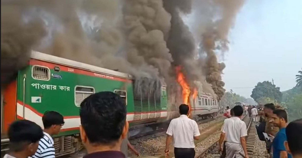 চট্টলা এক্সপ্রেস ট্রেনে আগুন: ইঞ্জিনের ওভারহিটকে দায়ী করছেন ফায়ার সার্ভিস