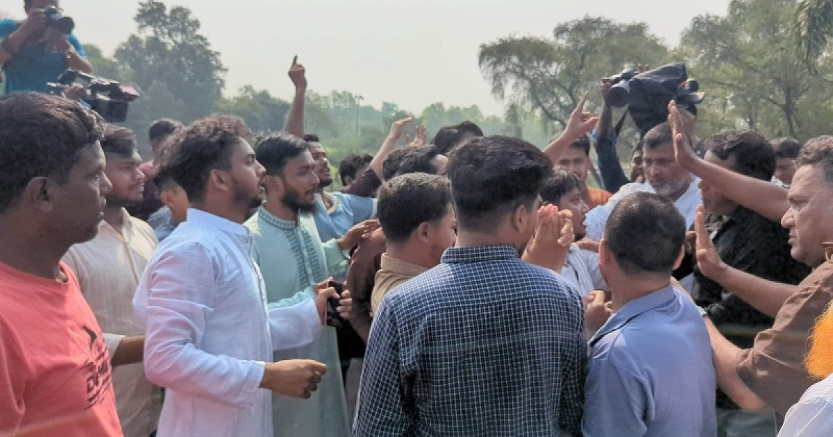 জাতীয় স্মৃতিসৌধে শ্রদ্ধা নিবেদনের সময় জাতীয় পার্টি ও ছাত্রশক্তির মধ্যে সংঘর্ষ, আহত নেতা
