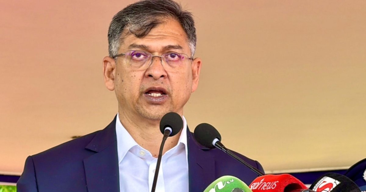 পুলিশের ঐতিহ্যবাহী পোশাক ফিরিয়ে আনতে আলোচনা চলছে: স্বরাষ্ট্রমন্ত্রী