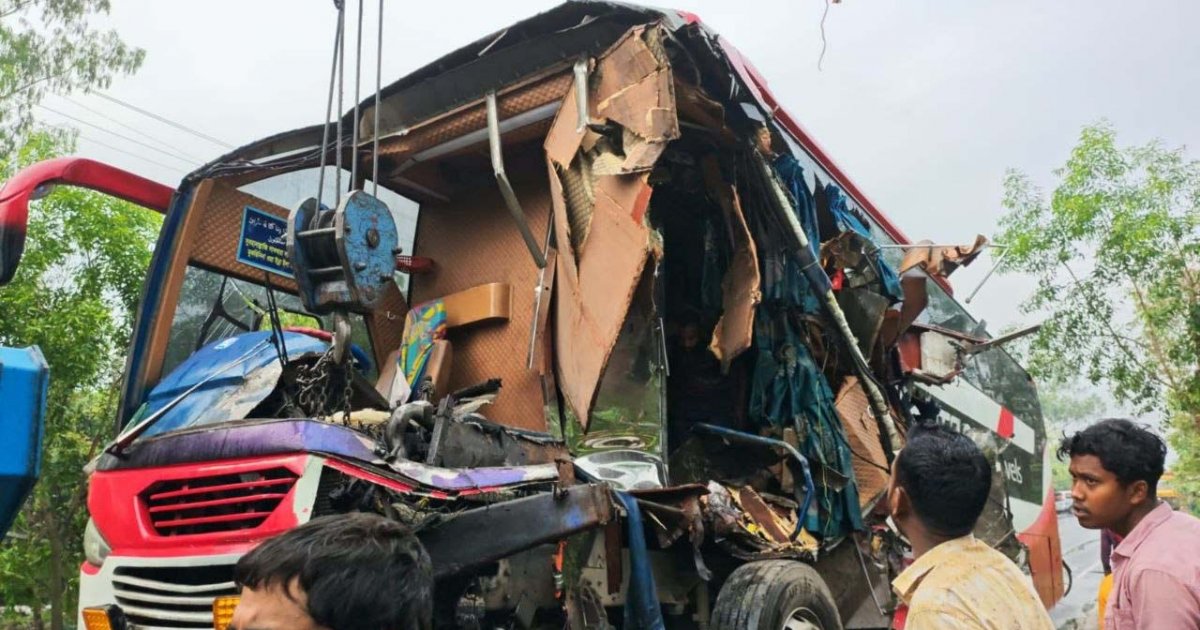দিনাজপুরে বাস-ট্রাক সংঘর্ষে দুই নিহত, আহত অন্তত ১০