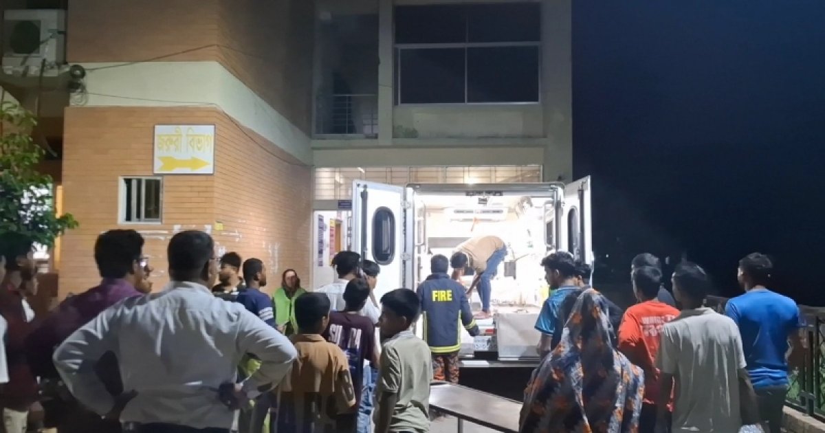 মাদারীপুরে গ্যাস সিলিন্ডার ট্রাক ও পিকআপ সংঘর্ষে একজনের মৃত্যু, আহত আরেকজন