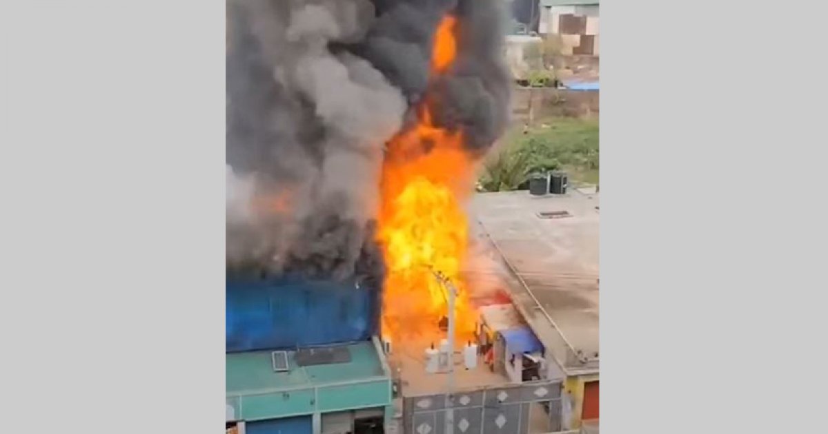 রাজধানীর কদমতলীতে গ্যাসলাইটার কারখানায় আগুন, নিয়ন্ত্রণে ফায়ার সার্ভিসের তিন ইউনিট