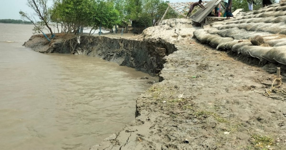 সাতক্ষীরার আশাশুনিতে পাউবো বাঁধে ভয়াবহ ভাঙন, হাজার হাজার মানুষ আতঙ্কিত
