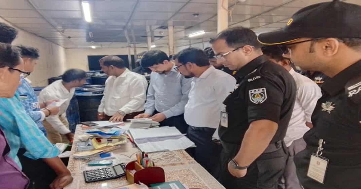 র‌্যাবের অভিযানে ১ লাখ ৬৫ হাজার লিটার ভোজ্যতেল জব্দ, ২০টি ভ্রাম্যমাণ আদালতে জরিমানা আদায়
