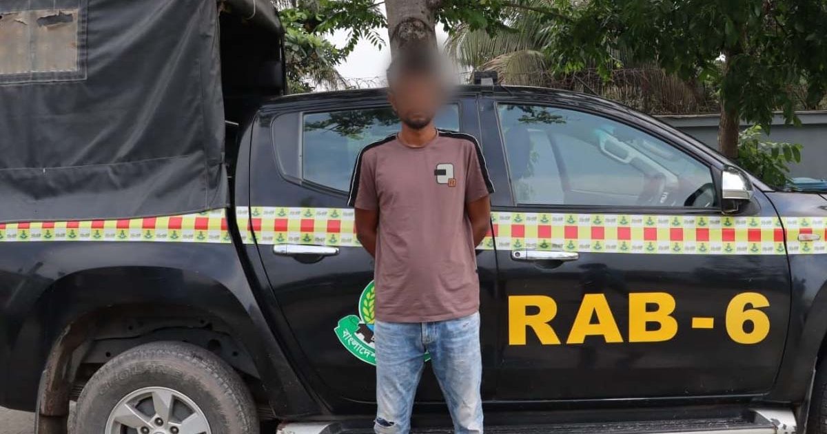 খুলনায় সন্ত্রাসী সুজন সরকারকে গ্রেফতার করেছে র‍্যাব, উদ্ধার হয়েছে অস্ত্র