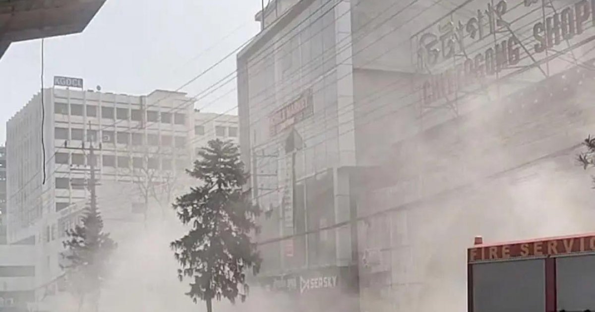 চট্টগ্রামের চিটাগং শপিং কমপ্লেক্সে আগুন, ফায়ার সার্ভিসের দ্রুত নিয়ন্ত্রণ