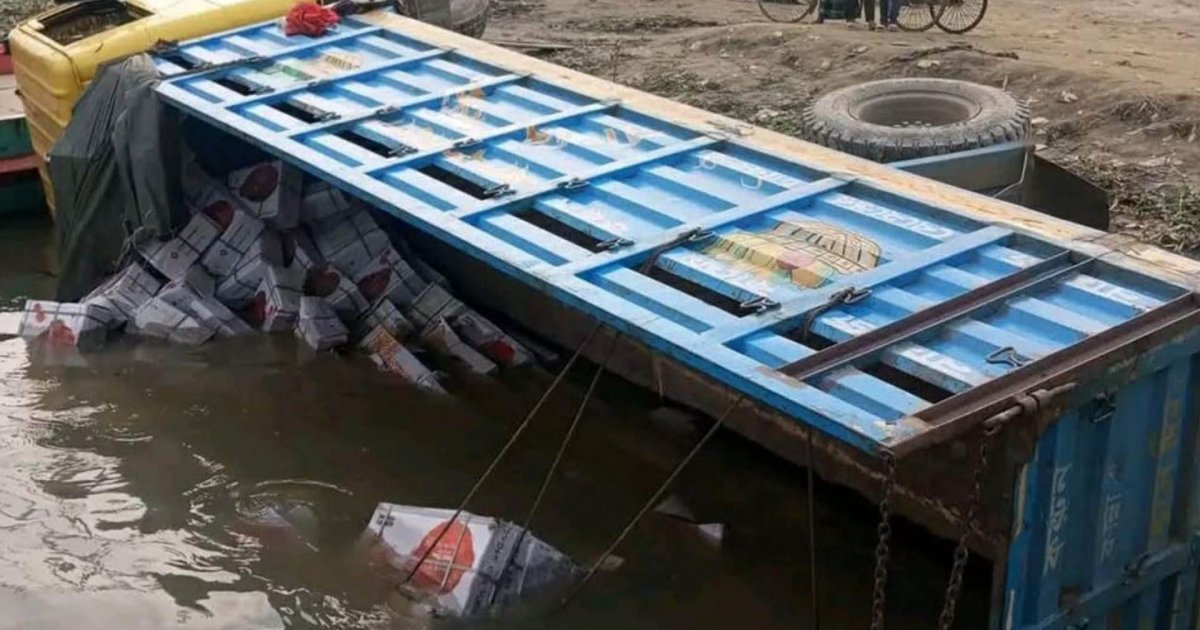 কিশোরগঞ্জের বাজিতপুরে ফেরিতে ওঠার সময় ট্রাক নিয়ন্ত্রণ হারিয়ে নদীতে পড়ে যুবক নিহত