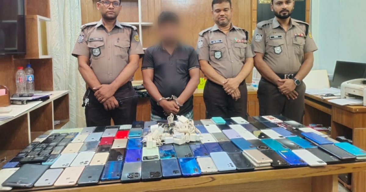 গুলিস্তানে অভিযানে ১১৭ স্মার্টফোনসহ মোবাইল চোরাকারবারি গ্রেফতার