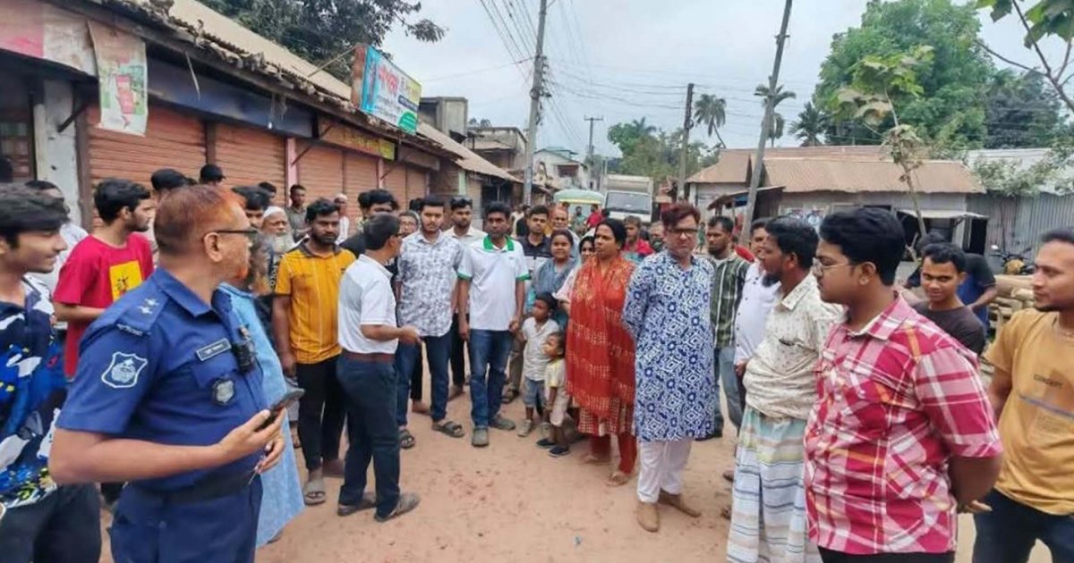 কুড়িগ্রামে সড়ক সংস্কারের ধীরগতিতে বিক্ষুব্ধ এলাকাবাসী, সড়ক অবরোধে বিক্ষোভ