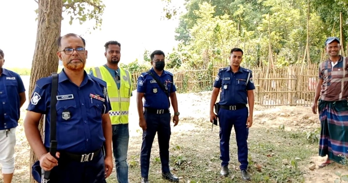 কুষ্টিয়ায় পীরের লাশ উত্তোলনের গুজবে পুলিশ মোতায়েন, ভক্তদের আইনি সতর্কতা