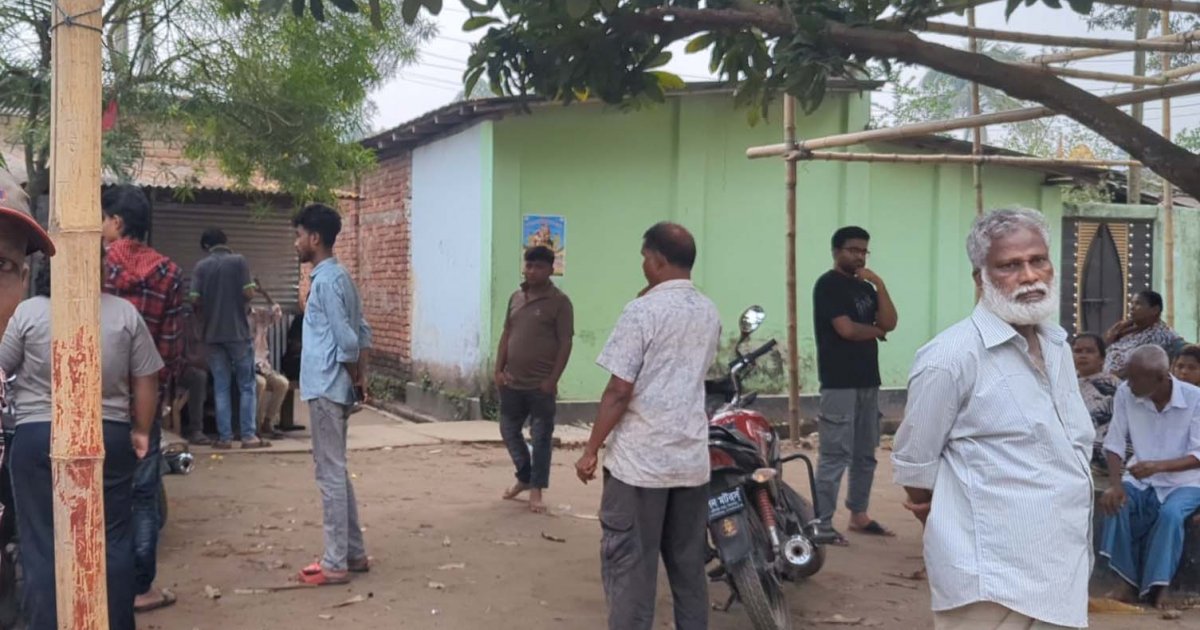 দিনাজপুরে আগুনে দম্পতির মৃত্যু: গ্যাস লিকেজের সন্দেহ, ফায়ার সার্ভিসের দ্রুত তৎপরতা