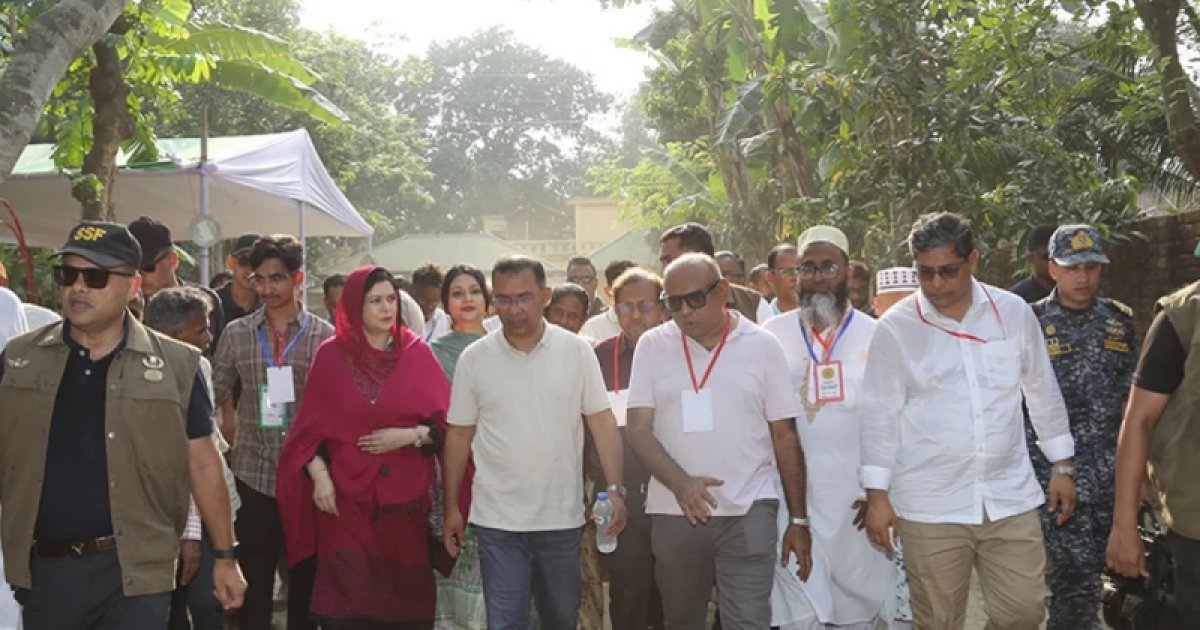 প্রধানমন্ত্রী তারেক রহমানের বগুড়ার পৈতৃক ভিটা 'জিয়াবাড়ি' পরিদর্শন ও শিশুর টাকার মালা উপহার