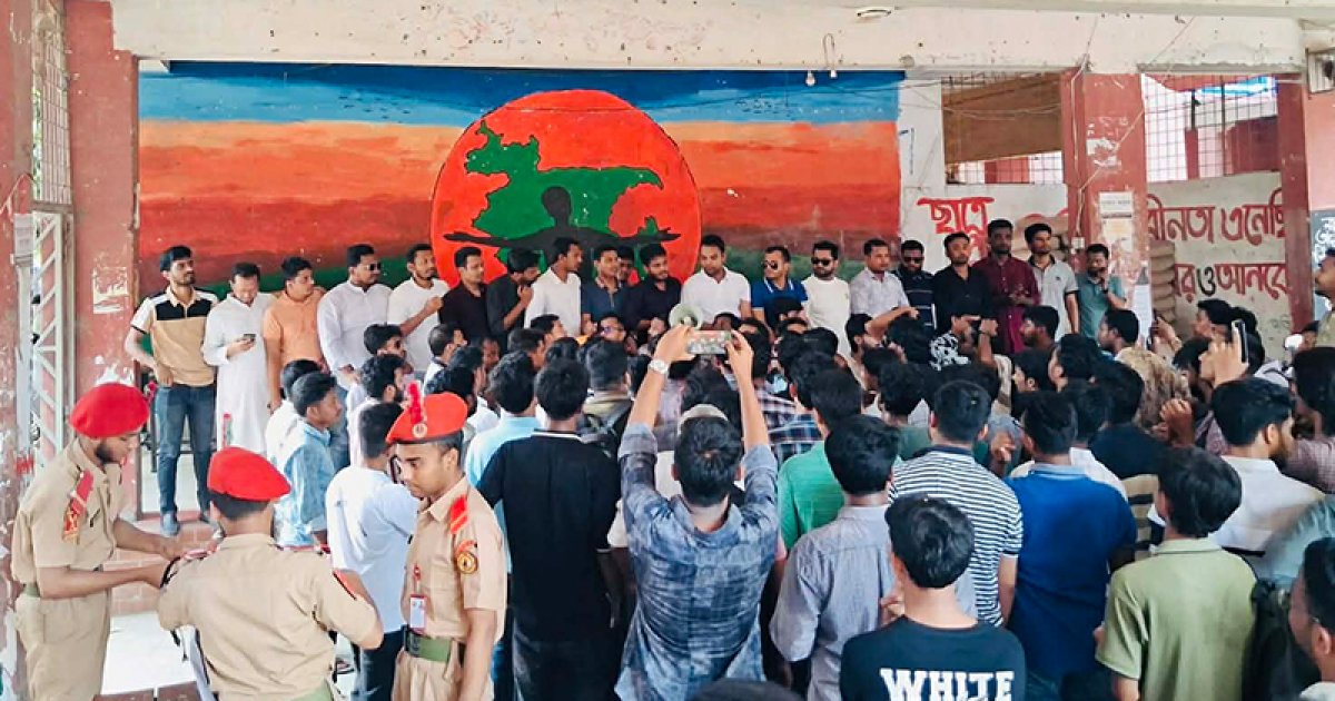 চট্টগ্রামে ছাত্রদলের বিক্ষোভ: গুপ্ত রাজনীতির বিরুদ্ধে কবি নজরুল কলেজে মিছিল ও সমাবেশ