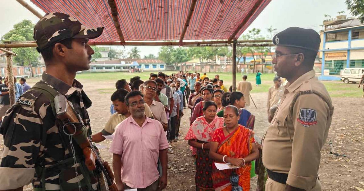 পশ্চিমবঙ্গ বিধানসভা নির্বাচনের প্রথম দফার ভোটগ্রহণ শুরু, কঠোর নিরাপত্তা ও বিধিনিষেধ