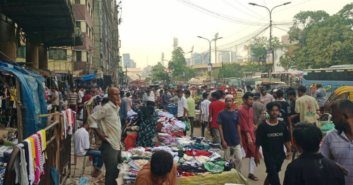 রাজধানীতে ফের জমে উঠেছে ফুটপাত দখলের ব্যবসা