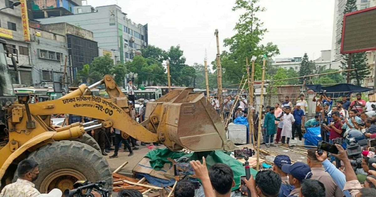 উচ্ছেদের পর ফের ফুটপাত দখলে হকাররা, পুনর্বাসনের নির্দেশ প্রধানমন্ত্রীর