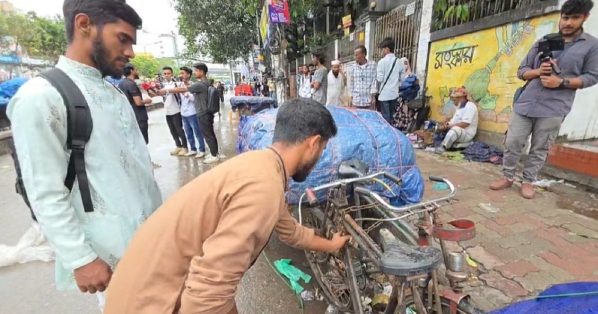 ঢাকা কলেজের সামনে ফুটপাত দখলমুক্ত করতে শিক্ষার্থীদের উচ্ছেদ অভিযান