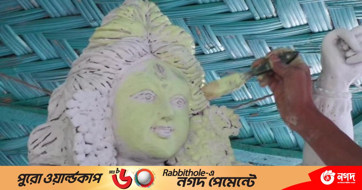 খাগড়াছড়ির মণ্ডপে মণ্ডপে পূজার প্রস্তুতি, রঙ-তুলিতে সাজছে দেবী দুর্গা