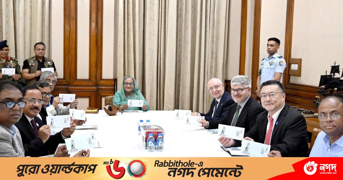 ‘স্মার্ট বাংলাদেশ’ নিয়ে স্মারক ডাকটিকিট অবমুক্ত করলেন প্রধানমন্ত্রী