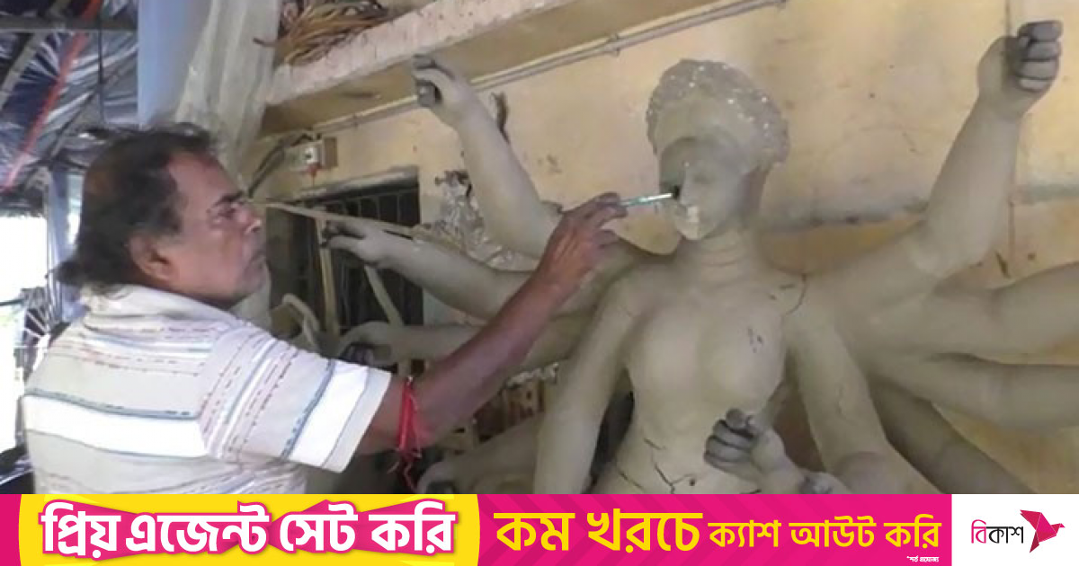 মৃন্ময়ী দেবী চিন্ময়ী রূপ পায় মুসলিম মৃৎশিল্পীর হাতে