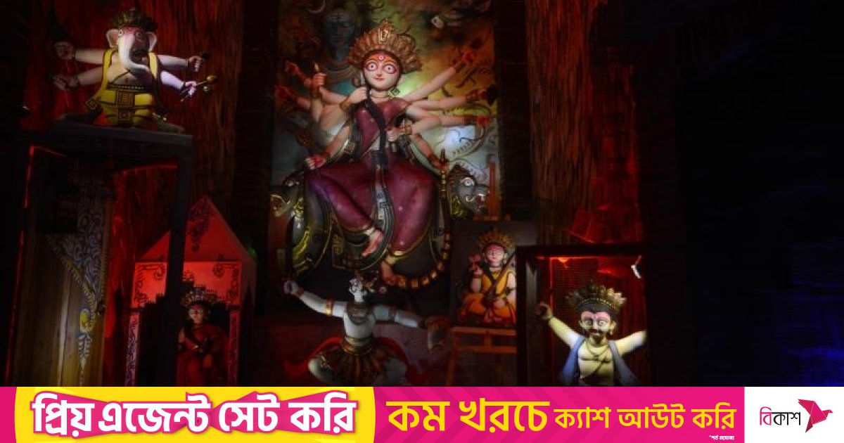কলকাতায় পূজা মণ্ডপে দর্শনার্থীদের ভিড় (ফটোস্টোরি)