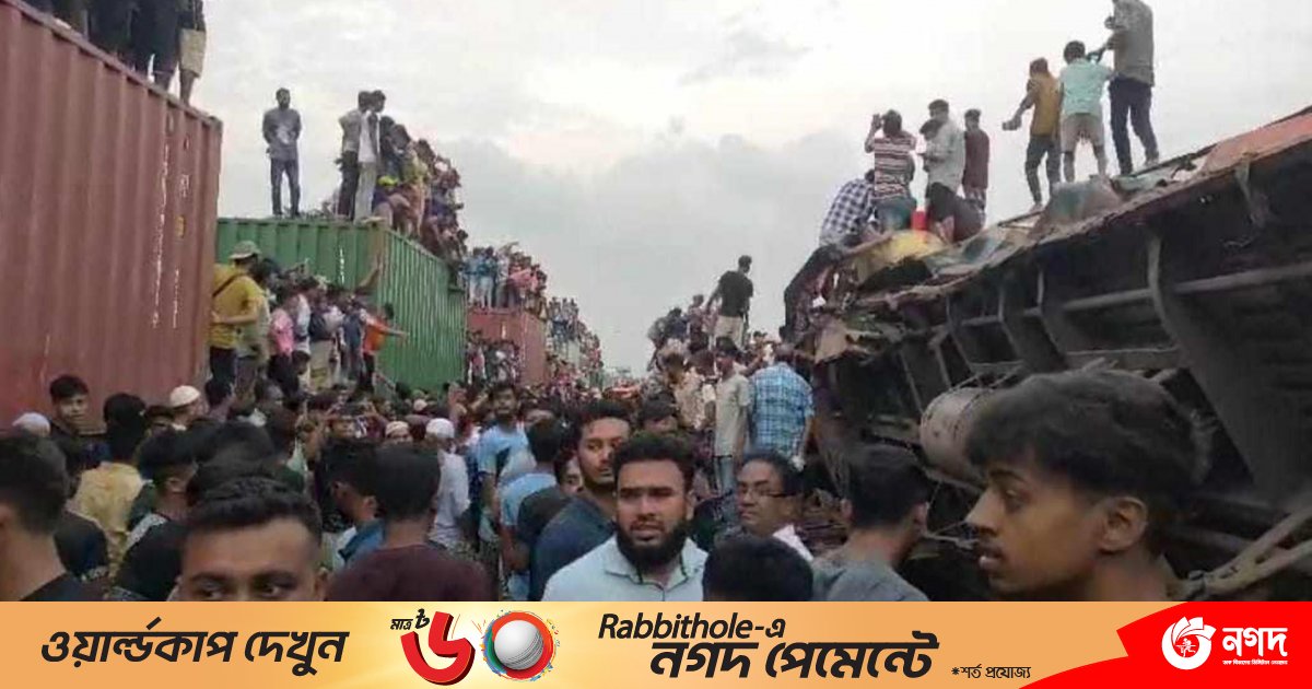 দুর্ঘটনাস্থলে স্বজনদের আহাজারি, এখনও বগিতে আটকা অনেকে