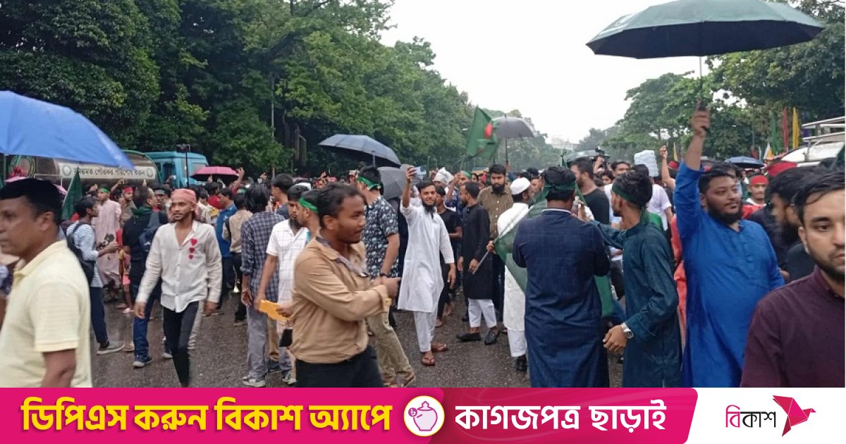 বৃষ্টি উপেক্ষা করেই মানিক মিয়া অ্যাভিনিউয়ে ভিড়