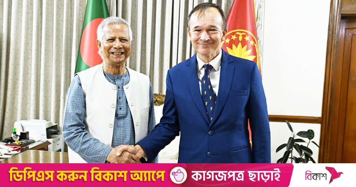 নেদারল্যান্ডসের বিদায়ী রাষ্ট্রদূত উপহার দিলেন গান