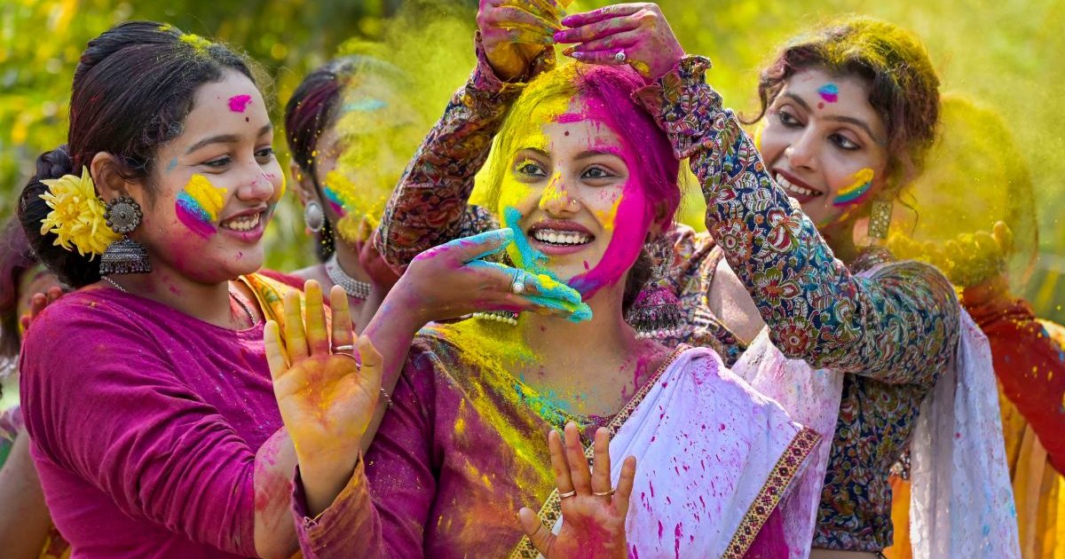 কাপড়ে দাগ নিয়ে ভাববেন না, উৎসবে মাতুন