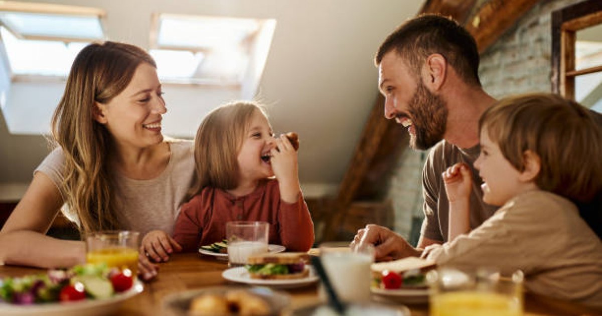 খাবার নিয়ে সন্তানকে আড়ালে যেতে দেবেন না