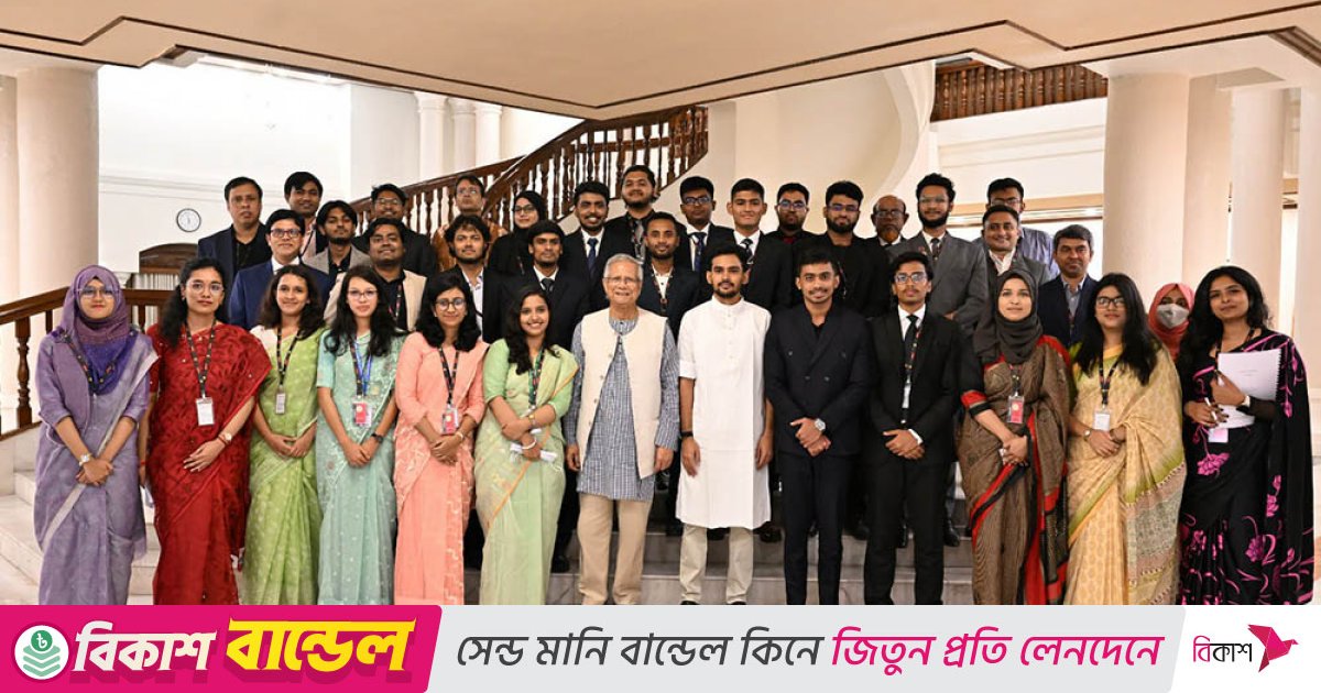 জাতীয় নীতি প্রতিযোগিতায় বিজয়ী শিক্ষার্থীদের সঙ্গে প্রধান উপদেষ্টার শুভেচ্ছা বিনিময়