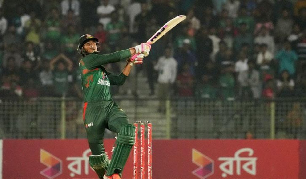 রিশাদের ৭ ছক্কার ইনিংসে হারের বেদনা ভুলে গেছেন দর্শকরা। পুরো গ্যালারি ‘রিশাদ রিশাদ’ স্লোগানে কেঁপে উঠে।