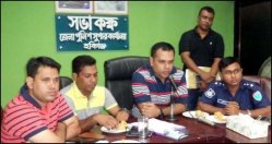 জেলা পুলিশ সুপারের কক্ষে আয়োজিত সংবাদ সম্মেলন