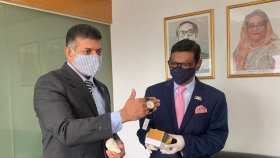 বঙ্গবন্ধুকে নিয়ে বিশেষ সংস্করণের হাতঘড়ি উন্মোচন করেছে ভারতীয় দূতাবাস