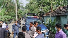 সাতক্ষীরায় যুবলীগ নেতার বাড়ি থেকে পেট্রোল বোমা উদ্ধার